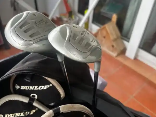 DUNLOP GOLF CLUBS AND BAG